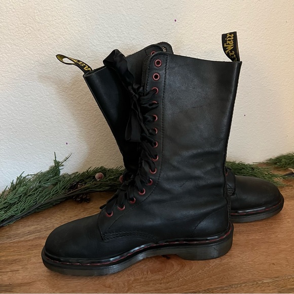 Dr. Martens 1914 Smooth Leather Tall Boots in black with red eyelets ribbon lace - Picture 8 of 10